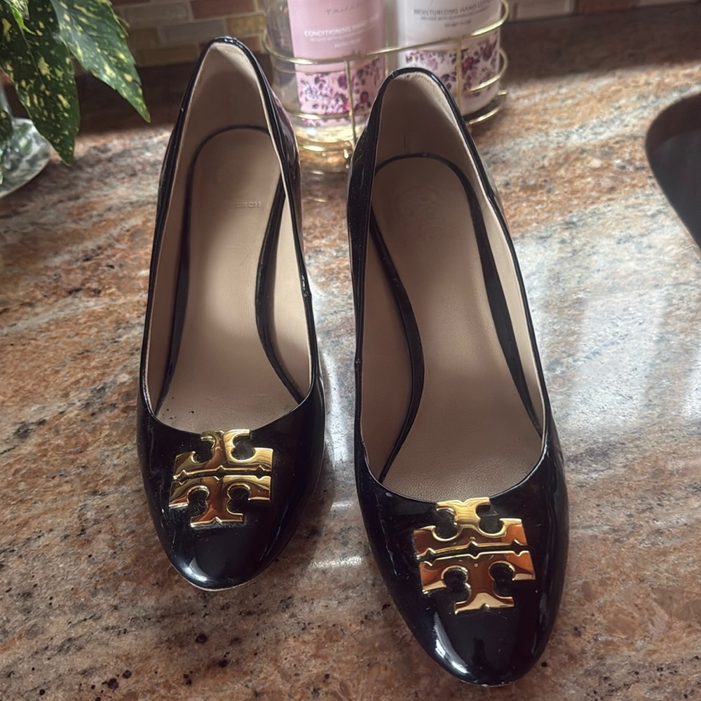 Tory Burch Black Patent Leather Pumps with Gold Logo